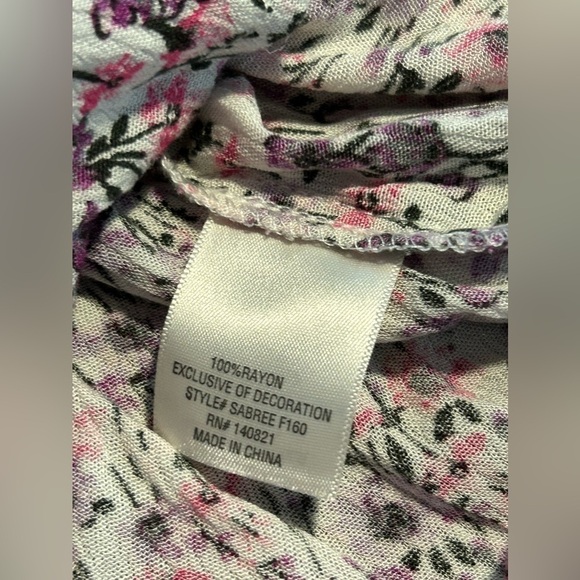 Francesca's Romper Women's Size XS Pink V Neck Ditzy Floral Lace Flutter Sleeve - Picture 12 of 16